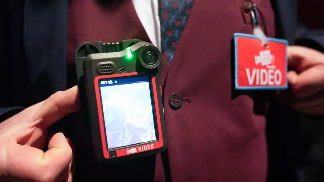 Bodycams zum Schutz der Beschäftigten vor Übergriffen sind noch nicht überall im Einsatz. (Archivbild) - Bild: Marcus Brandt/dpa