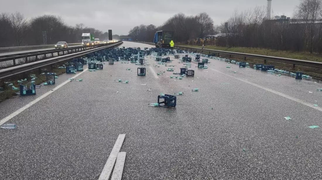 POL-VER: +Lkw verliert Wasserkisten++Zigarettenautomaten aufgebrochen++Pkw landet auf Dach - Fahrer bleibt unverletzt++Pkw beim Ausfahren übersehen+ - Bild: presseportal.de