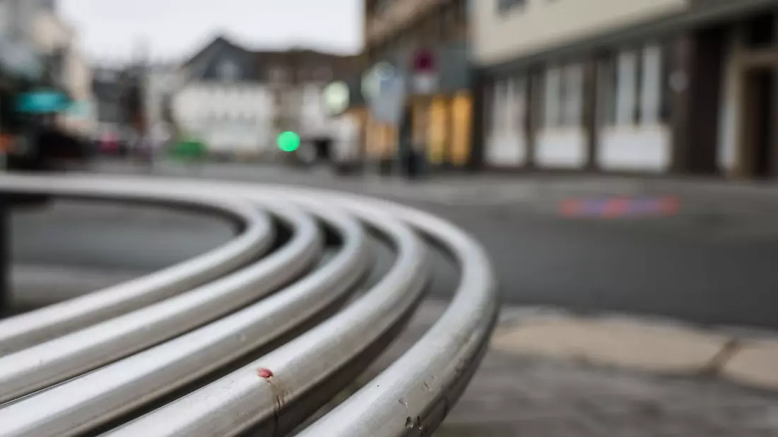 Nach der Tat waren Teile der Innenstadt von Meschede am Freitagmorgen gesperrt.  - Bild: Alex Talash/dpa