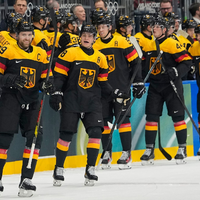 Leon Draisaitl (l) und Tim Stützle (r) machten gegen Dänemark unter anderem den Unterschied. - Foto: Hassan Ammar/AP/dpa