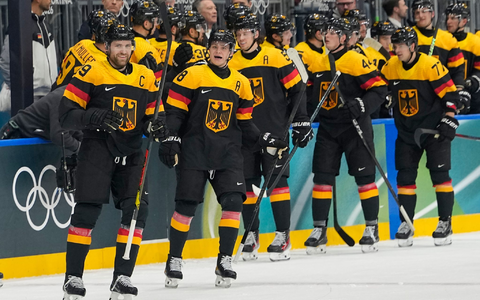 Leon Draisaitl (l) und Tim Stützle (r) machten gegen Dänemark unter anderem den Unterschied. - Foto: Hassan Ammar/AP/dpa
