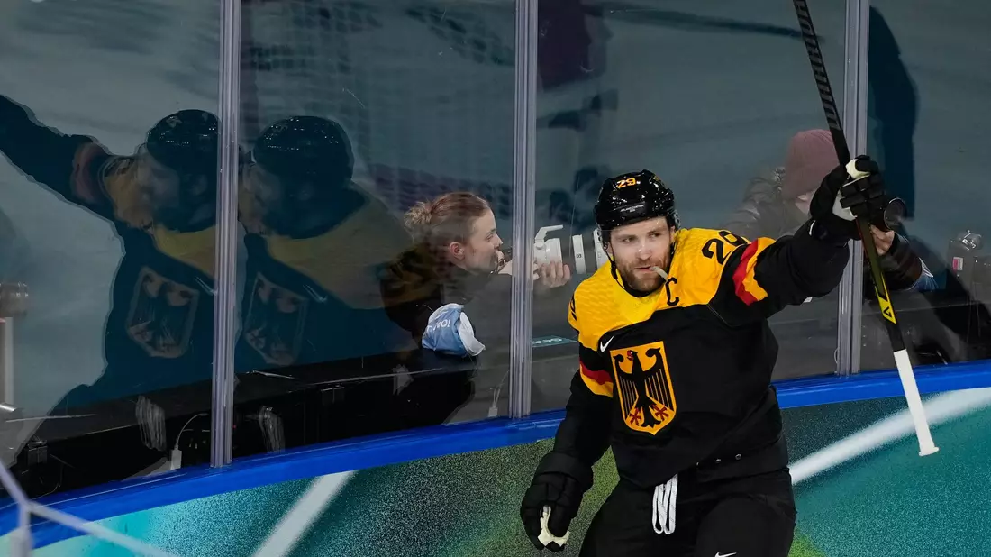 Leon Draisaitl traf bereits nach 23 Sekunden. - Bild: Hassan Ammar/AP/dpa