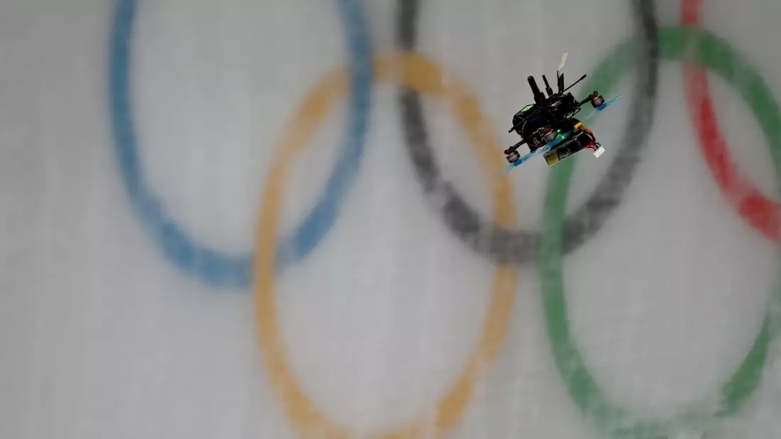 Eine Drohne fliegt durch den Eiskanal von Cortina d'Ampezzo. (Archivbild) - Bild: Robert Michael/dpa