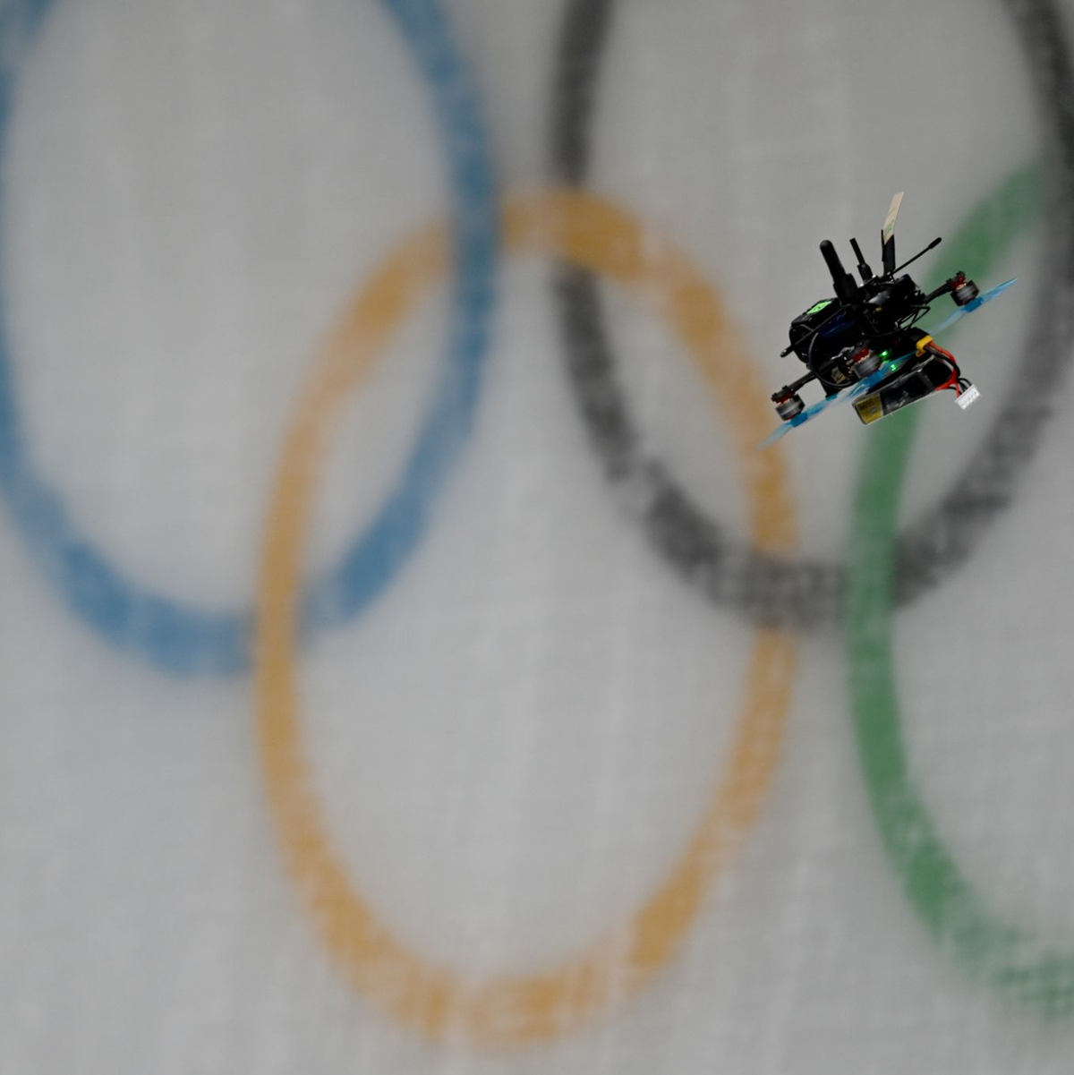 Eine Drohne fliegt durch den Eiskanal von Cortina d'Ampezzo. (Archivbild) - Foto: Robert Michael/dpa