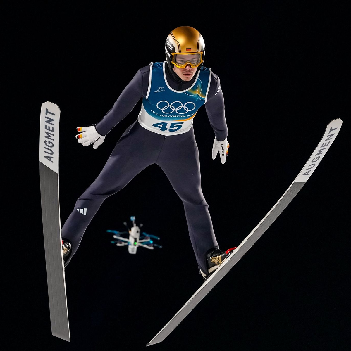 Der deutsche Skispringer Philipp Raimund wird von einer Drohne gefilmt. - Foto: Kirsty Wigglesworth/AP/dpa