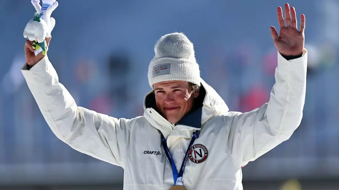 Das ist sie: Johannes Hoesflot Klaebo freut sich über seine achte Olympia-Goldmedaille. - Bild: Daniel Karmann/dpa