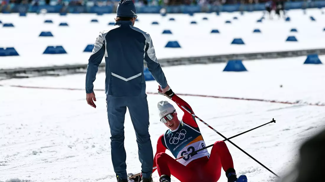 Johannes Hoesflot Klaebo zeigt sich in Tesero als fairer Sportsmann. - Bild: Daniel Karmann/dpa