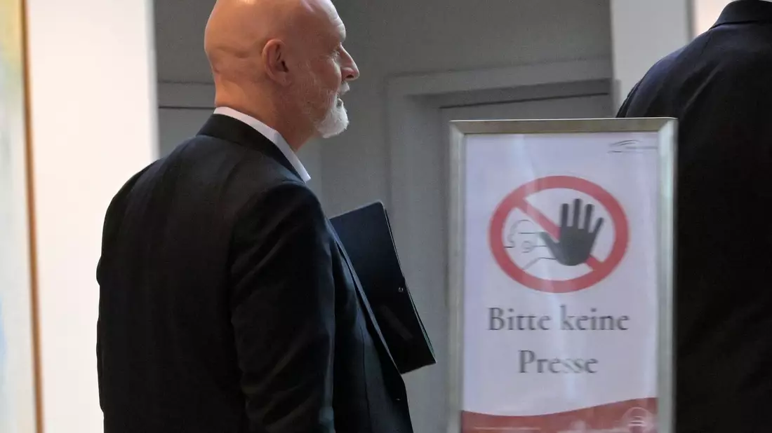 Es dringt nicht viel heraus aus dem Verhandlungssaal, hier dbb-Chef Volker Geyer im Potsdamer Hotelfoyer. - Bild: Michael Bahlo/dpa