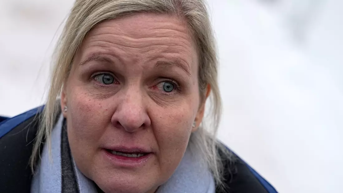 IOC-Präsidentin Kirsty Coventry zeigte sich nach dem Ausschluss des Ukrainers Heraskewytsch emotional. - Bild: Fatima Shbair/AP/dpa