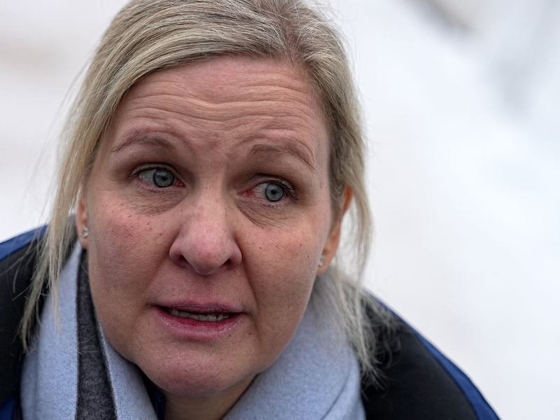 IOC-Präsidentin Kirsty Coventry zeigte sich nach dem Ausschluss des Ukrainers Heraskewytsch emotional. - Foto: Fatima Shbair/AP/dpa