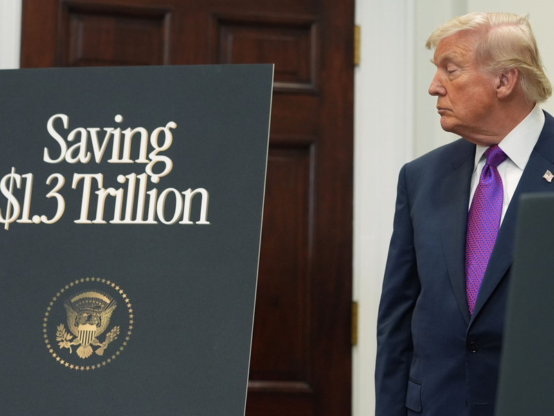 Trump verspricht sich große Einsparungen durch seinen Anti-Klima-Kurs. - Foto: Evan Vucci/AP/dpa