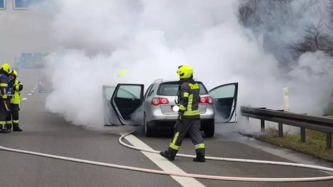 API-TH: Vollsperrung - Pkw in Vollbrand - Bild: presseportal.de