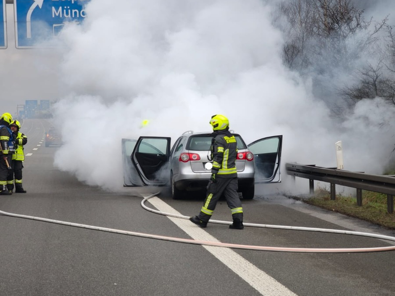 API-TH: Vollsperrung - Pkw in Vollbrand - Foto: presseportal.de