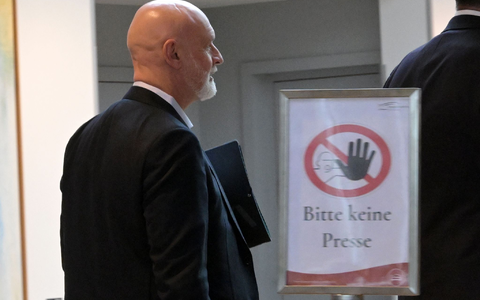 Es dringt nicht viel heraus aus dem Verhandlungssaal, hier dbb-Chef Volker Geyer im Potsdamer Hotelfoyer. - Foto: Michael Bahlo/dpa