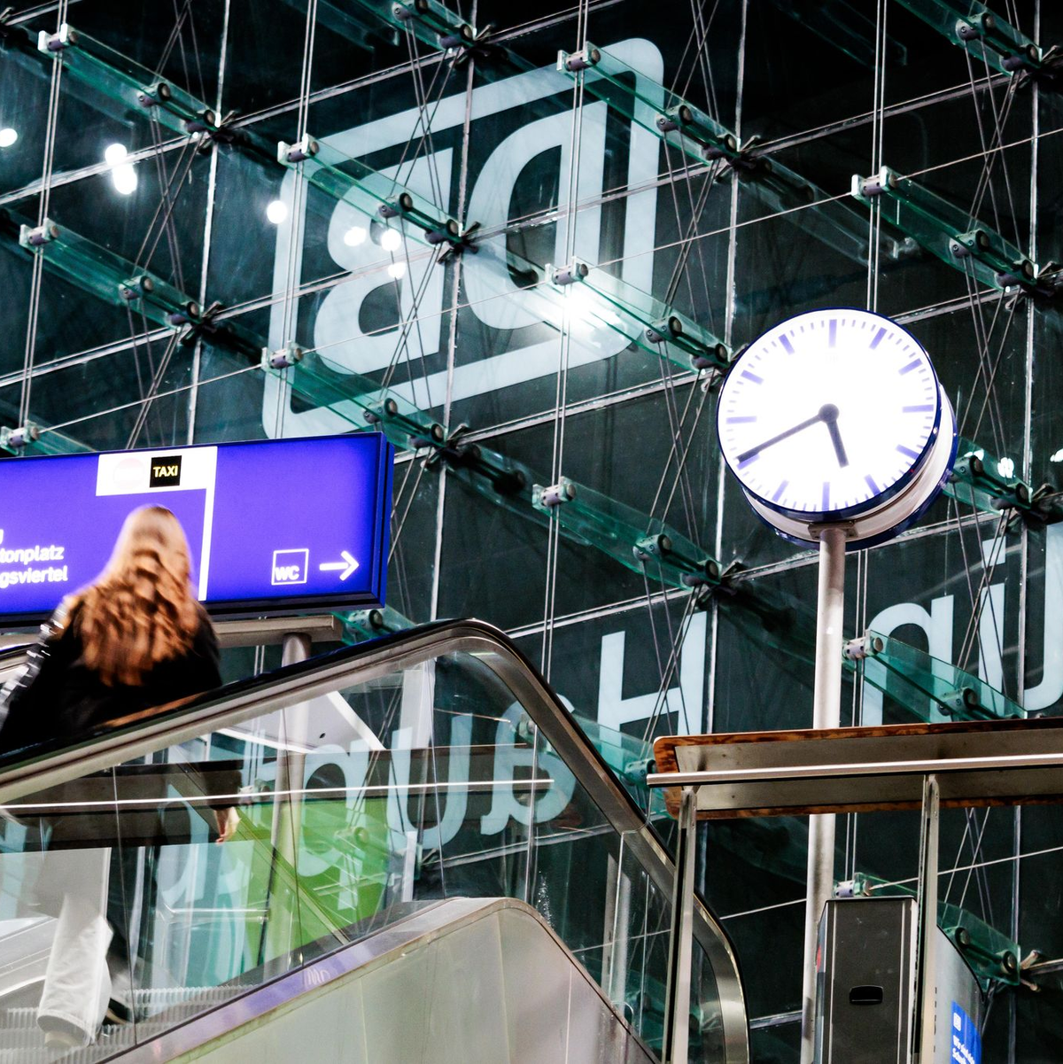 Bund und Bahn wollen mehr für die Sicherheit der Beschäftigten im Bahnverkehr tun.  - Foto: Carsten Koall/dpa