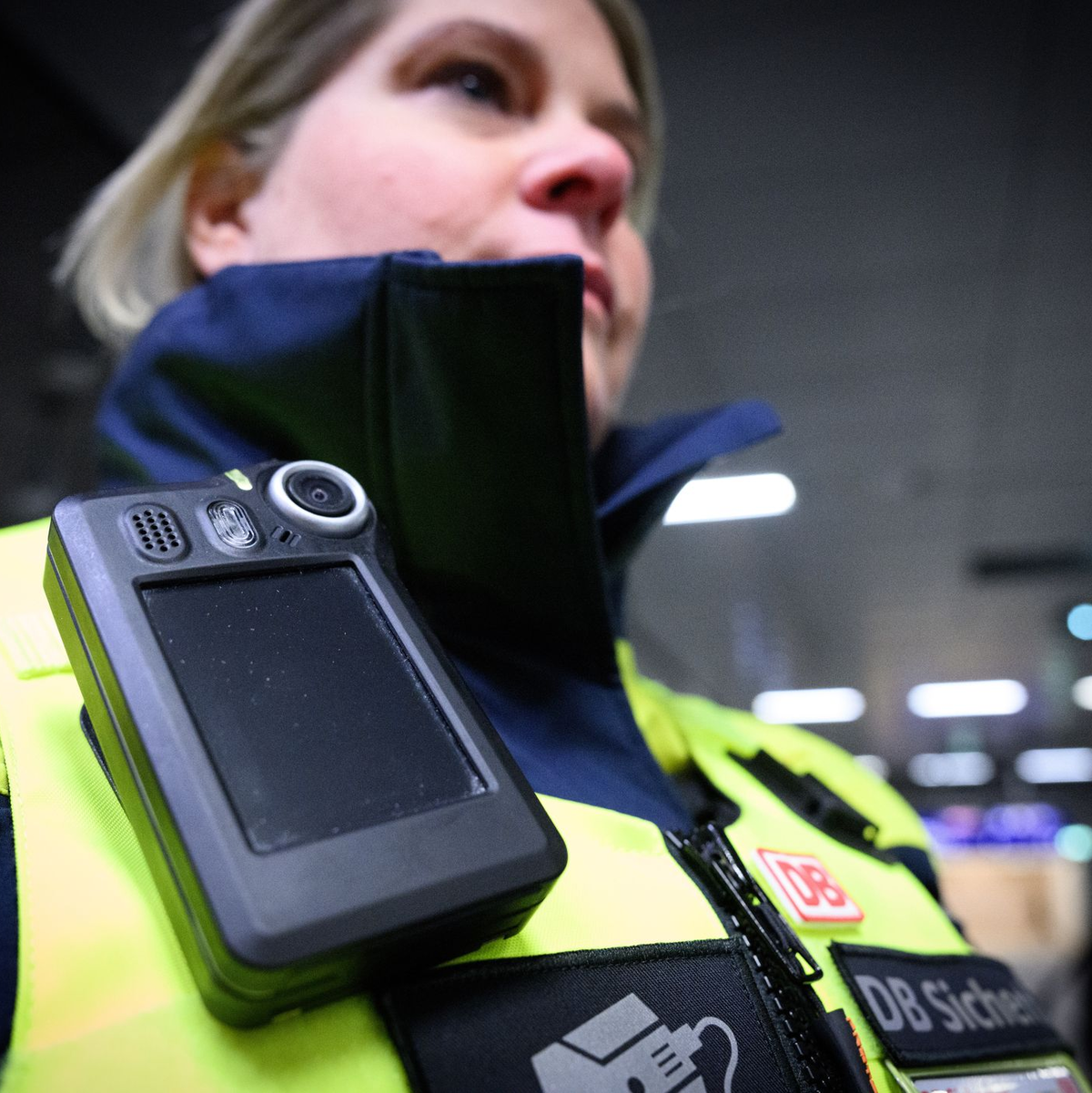 Alle Mitarbeiter mit Kundenkontakt sollen auch im Fernverkehr und an den Bahnhöfen auf freiwilliger Basis mit Bodycams ausgestattet werden. (Archivbild) - Foto: Bernd von Jutrczenka/dpa