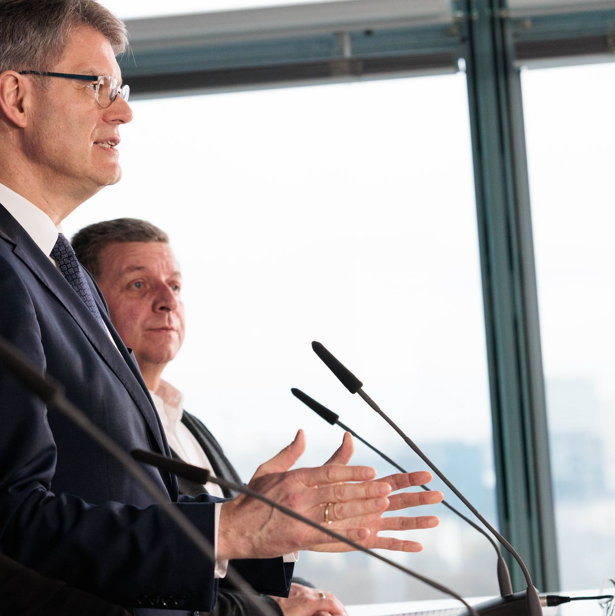 Bundesverkehrsminister Schnieder hat konkrete Maßnahmen für mehr Sicherheit von Bahnbeschäftigten angekündigt. - Foto: Carsten Koall/dpa