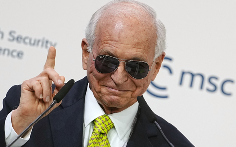 Ischinger erinnerte schmunzelnd an Macrons Sonnenbrillen-Moment. - Foto: Kay Nietfeld/dpa