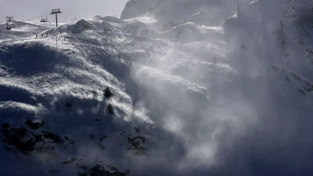 Drei Skifahrer sind bei Val-d'Isère von einer Lawine mitgerissen und getötet worden. (Archivbild) - Bild: picture alliance / Luca Bruno/AP/dpa