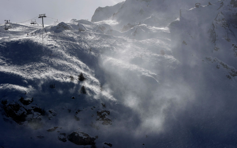Drei Skifahrer sind bei Val-d'Isère von einer Lawine mitgerissen und getötet worden. (Archivbild) - Foto: picture alliance / Luca Bruno/AP/dpa