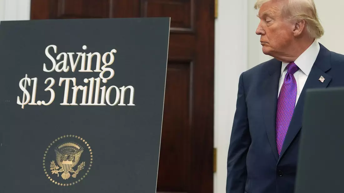 Trump verspricht sich große Einsparungen durch seinen Anti-Klima-Kurs. - Bild: Evan Vucci/AP/dpa