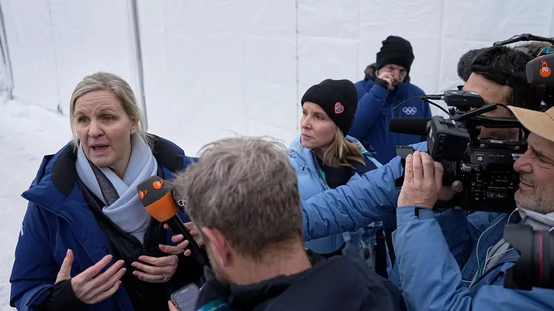 IOC-Präsidentin Kirsty Coventry hält die Regeln für Meinungsäußerungen für richtig. - Bild: Fatima Shbair/AP/dpa
