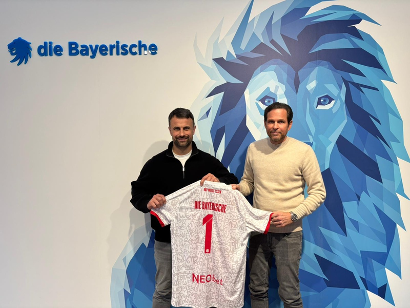 Mehr Präsenz im größten Ballungsraum Deutschlands: Die Bayerische startet Premium Partnerschaft mit Fußballverein Rot-Weiss Essen - Foto: presseportal.de