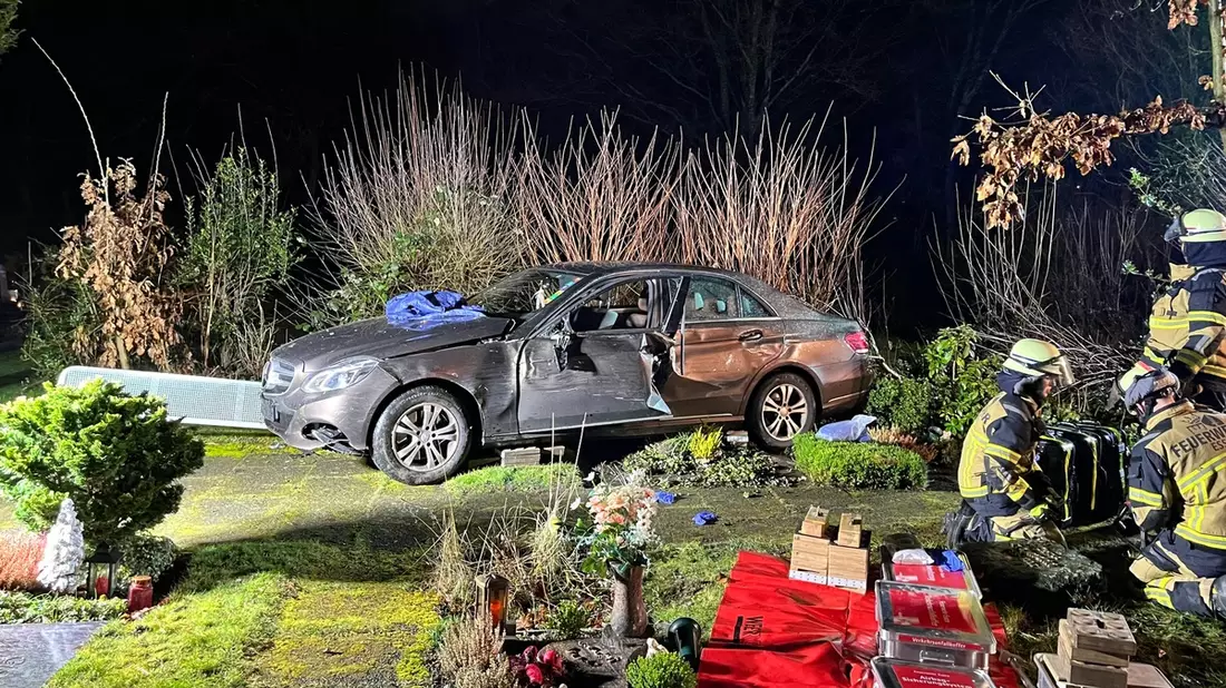 FW-E: Verkehrsunfall in Essen-Werden - PKW durchbricht Friedhofszaun - Bild: presseportal.de