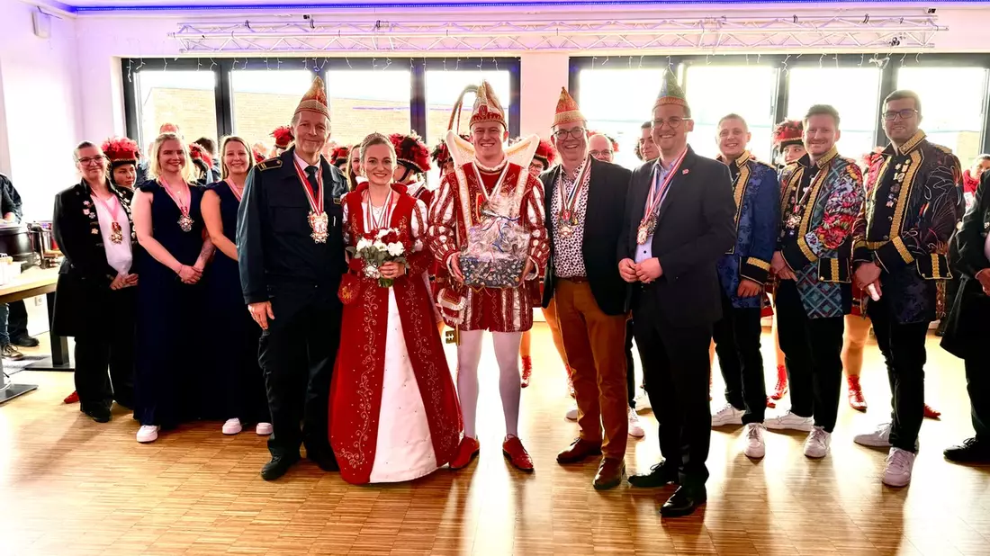 FW Ratingen: Prinzenpaare zu Besuch bei der Feuerwehr Feuerwehr Ratingen - Bild: presseportal.de