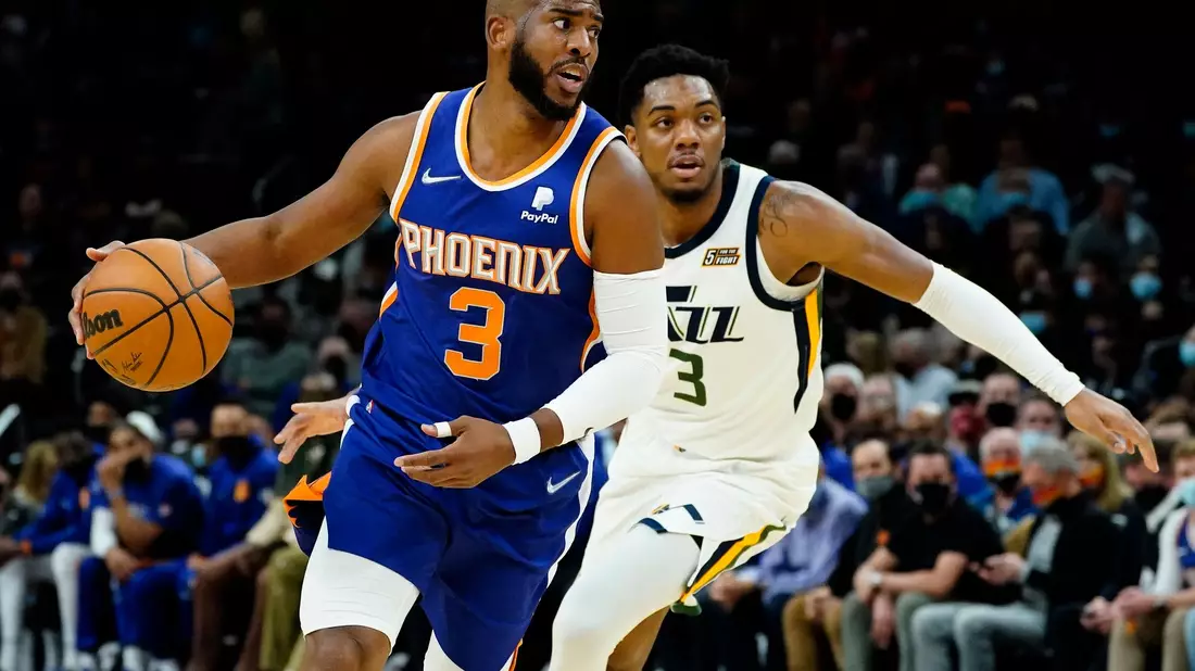 Der zweimalige Olympiasieger Chris Paul (l) - hier noch im Trikot der Phoenix Suns - beendet seine Karriere. (Archivbild) - Bild: Matt York/AP/dpa