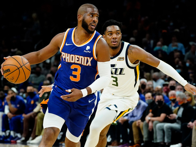 Der zweimalige Olympiasieger Chris Paul (l) - hier noch im Trikot der Phoenix Suns - beendet seine Karriere. (Archivbild) - Foto: Matt York/AP/dpa