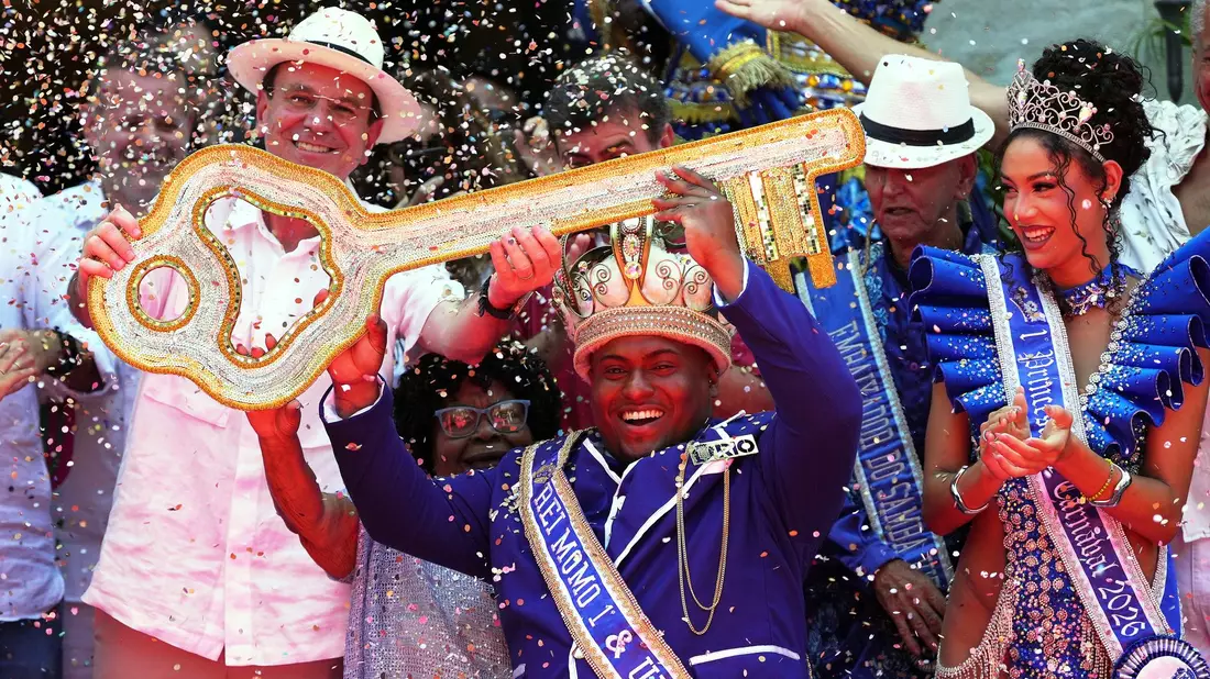 Der weltberühmte Karneval in Brasiliens Millionenmetropole Rio de Janeiro ist offiziell eröffnet. - Bild: Silvia Izquierdo/AP/dpa