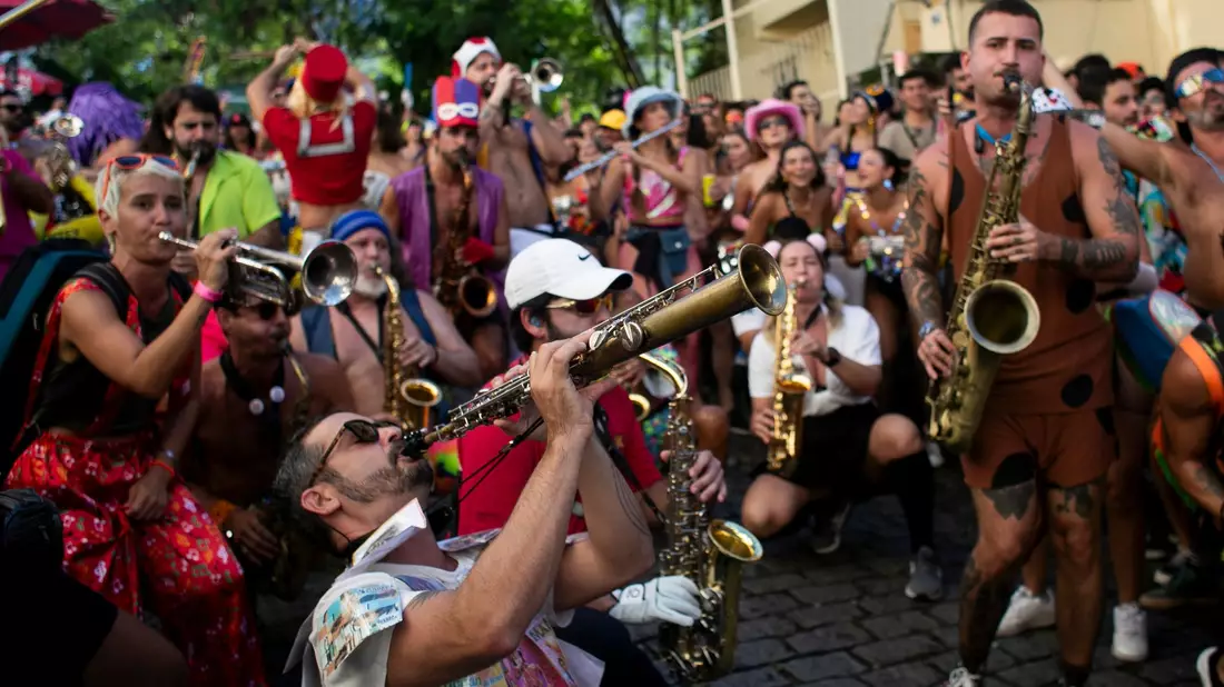 Beim Straßenkarneval ziehen dutzende Karnevalsgruppen durch die Straßen der Stadtteile. (Archivbild) - Bild: Bruna Prado/AP/dpa