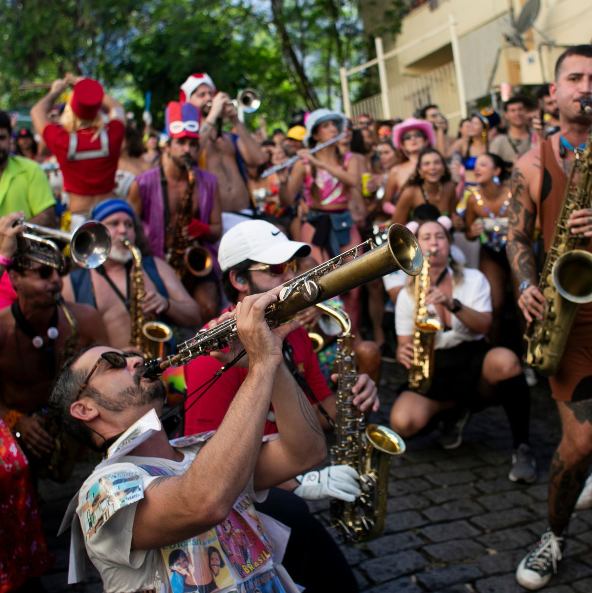 Beim Straßenkarneval ziehen dutzende Karnevalsgruppen durch die Straßen der Stadtteile. (Archivbild) - Foto: Bruna Prado/AP/dpa
