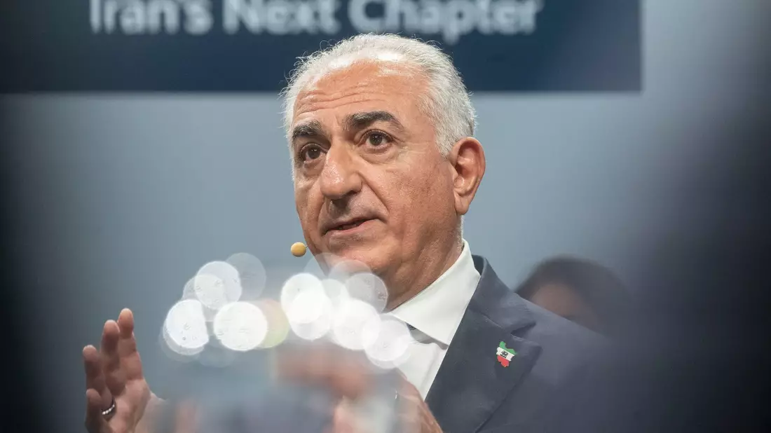 Pahlavi nennt es sein Lebensziel, im Iran den Weg für demokratische Wahlen zu ebnen. Eigene Machtambitionen hat er keine.  - Bild: Marijan Murat/dpa