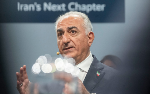 Pahlavi nennt es sein Lebensziel, im Iran den Weg für demokratische Wahlen zu ebnen. Eigene Machtambitionen hat er keine.  - Foto: Marijan Murat/dpa