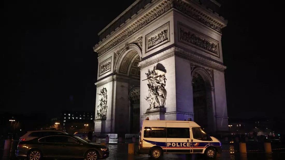 Am Triumphbogen wurde ein Gendarm angegriffen. - Bild: Guillaume Baptiste/AFP/dpa
