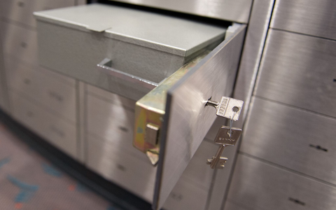 Erneut wurden in einer Bankfiliale Schließfächer aufgebrochen, diesmal in Stuhr bei Bremen. (Symbolbild)  - Foto: Daniel Reinhardt/dpa/dpa-tmn