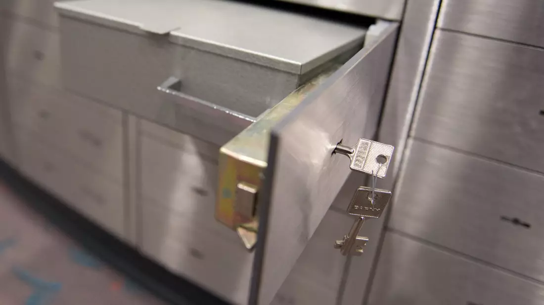 Erneut wurden in einer Bankfiliale Schließfächer aufgebrochen, diesmal in Stuhr bei Bremen. (Symbolbild)  - Bild: Daniel Reinhardt/dpa/dpa-tmn
