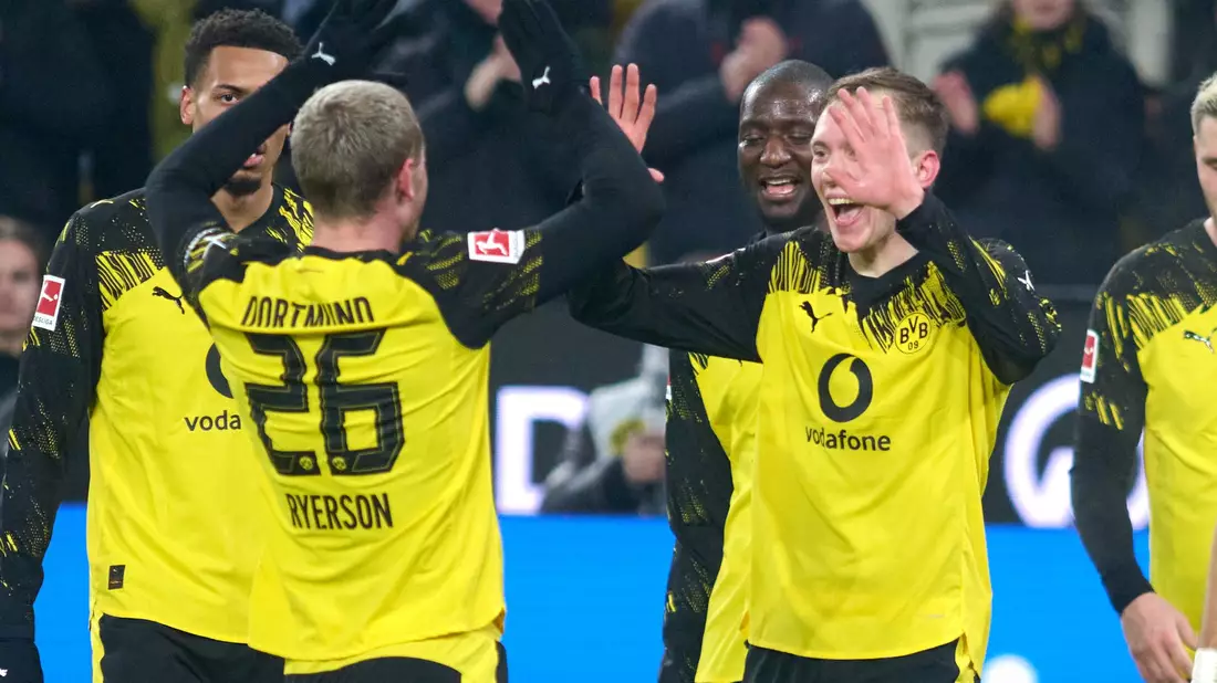 Dortmund jubelt über das Tor zum 2:0.  - Bild: Bernd Thissen/dpa
