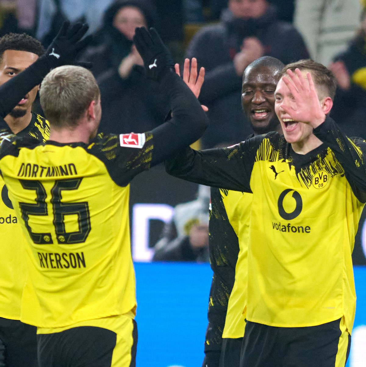 Dortmund jubelt über das Tor zum 2:0.  - Foto: Bernd Thissen/dpa