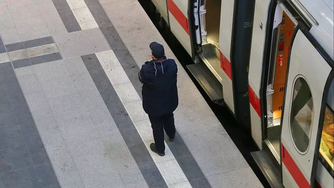 Schaffner bei der Deutschen Bahn (Archiv) - Bild: via dts Nachrichtenagentur