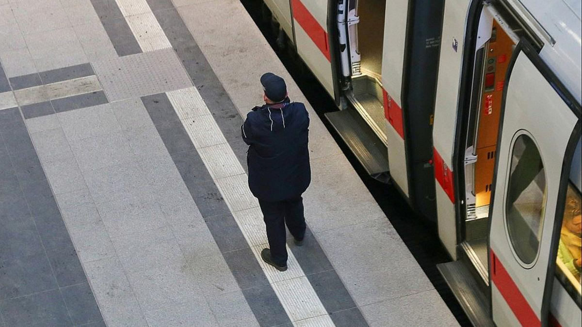 Schaffner bei der Deutschen Bahn (Archiv) - Foto: via dts Nachrichtenagentur