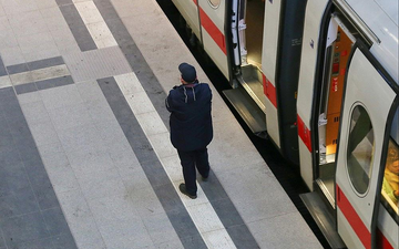 Schaffner bei der Deutschen Bahn (Archiv) - Foto: via dts Nachrichtenagentur