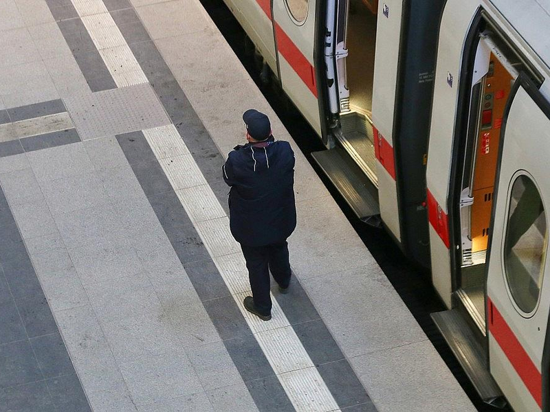 Schaffner bei der Deutschen Bahn (Archiv) - Foto: via dts Nachrichtenagentur
