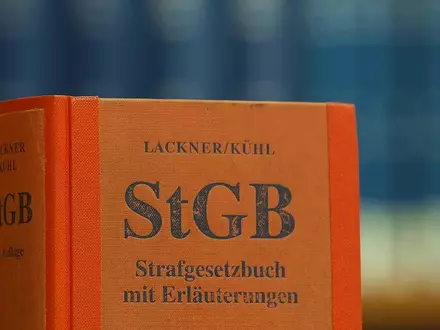 Das Strafgesetzbuch in einer Bibliothek (Archiv) - Foto: via dts Nachrichtenagentur