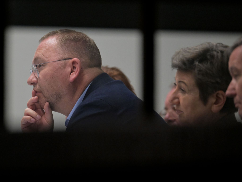 Verdi-Chef Frank Werneke informiert immer wieder zwischendurch seine Kollegen. - Foto: Michael Bahlo/dpa