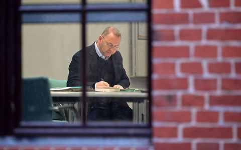 Verdi-Chef Frank Werneke vertiefte sich in Unterlagen.  - Foto: Michael Bahlo/dpa