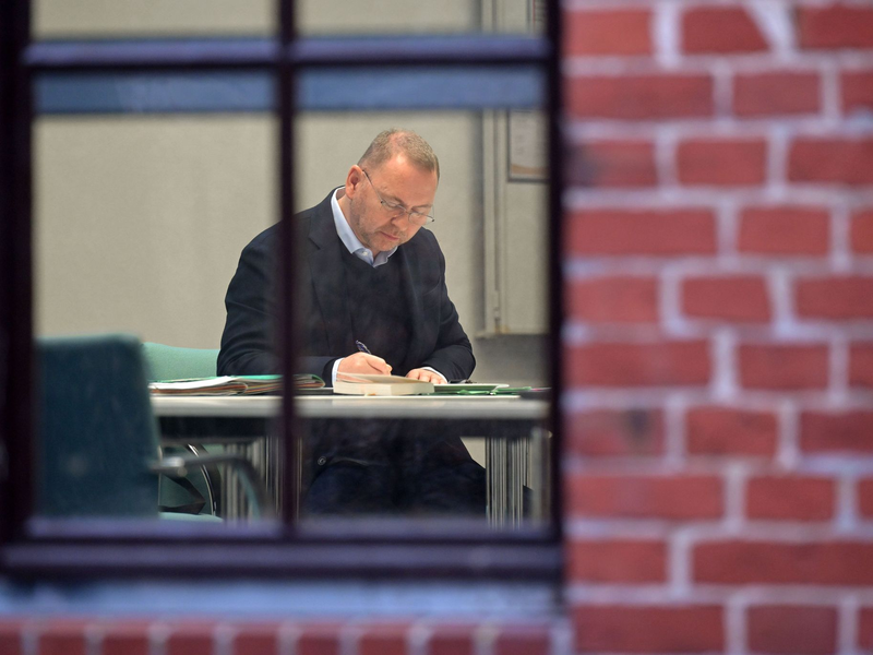 Verdi-Chef Frank Werneke vertiefte sich in Unterlagen.  - Foto: Michael Bahlo/dpa