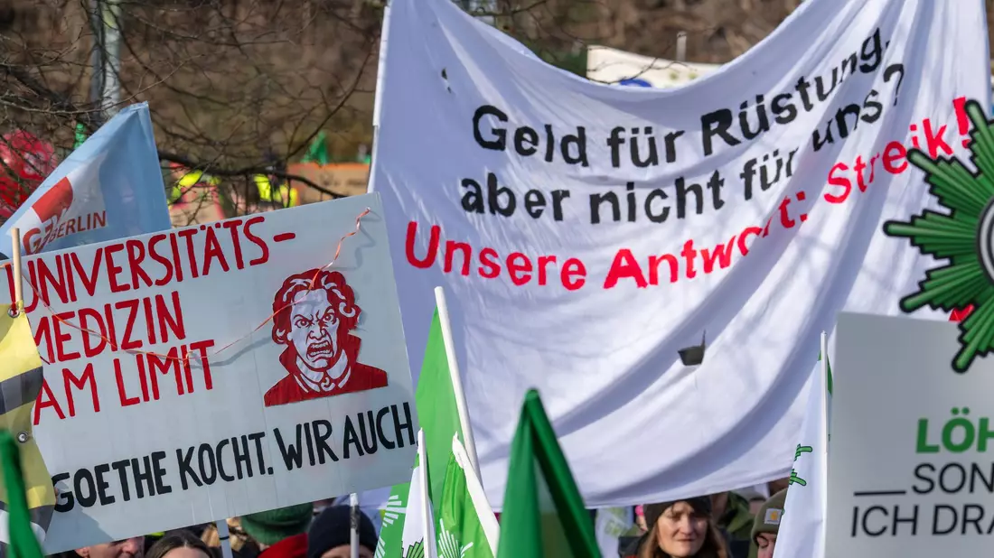 Der Tarifeinigung gingen wochenlange Warnstreiks und Proteste voraus. (Archivfoto) - Bild: Soeren Stache/dpa